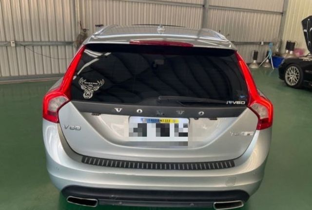 2018 VOLVO  V60 2.0 D3 天窗 雙電動座椅 ACC跟車  第4張相片