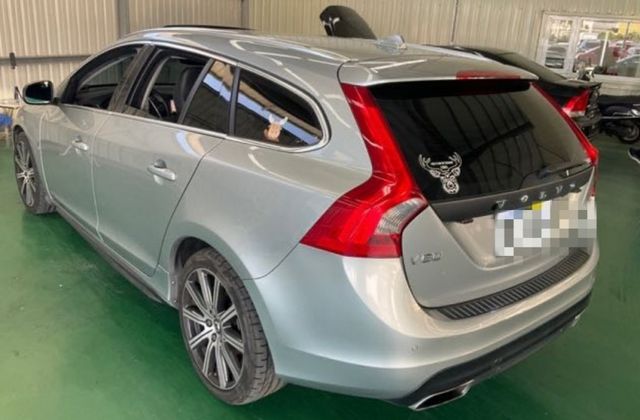 2018 VOLVO  V60 2.0 D3 天窗 雙電動座椅 ACC跟車  第5張相片