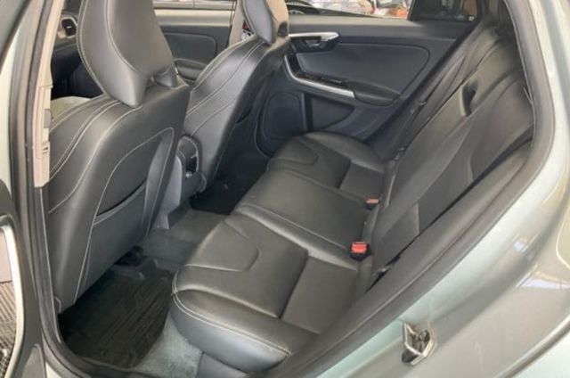 2018 VOLVO  V60 2.0 D3 天窗 雙電動座椅 ACC跟車  第8張相片