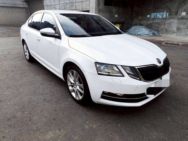 2017 SKODA octavia 1.4 恆溫空調 定速裝置 後做出風座 LED頭燈  第3張相片