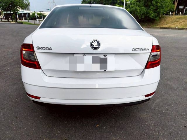 2017 SKODA octavia 1.4 恆溫空調 定速裝置 後做出風座 LED頭燈  第5張相片
