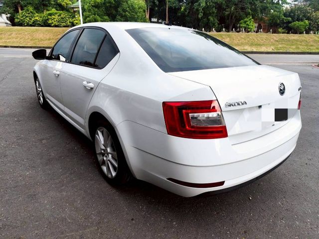 2017 SKODA octavia 1.4 恆溫空調 定速裝置 後做出風座 LED頭燈  第6張相片
