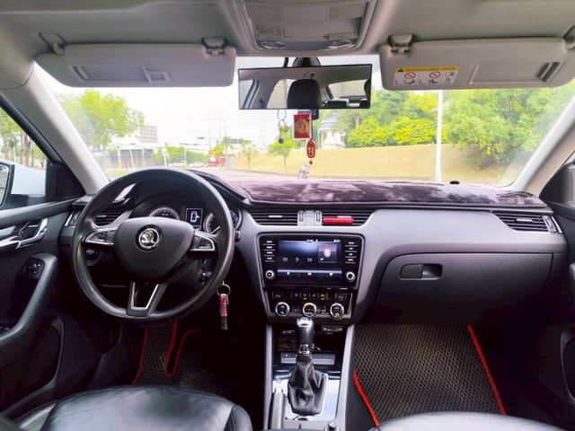 2017 SKODA octavia 1.4 恆溫空調 定速裝置 後做出風座 LED頭燈  第13張相片