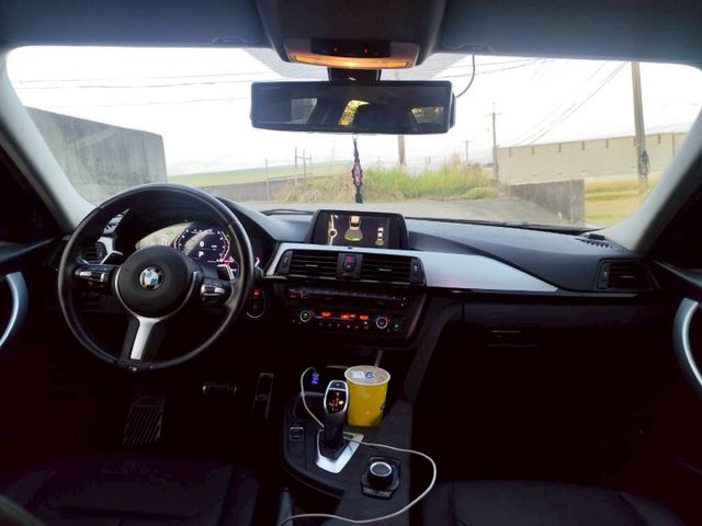 2014 BMW 320I  M版 安卓主機 液晶儀表 前後加大卡鉗 19吋鋁圈電動椅  第11張相片