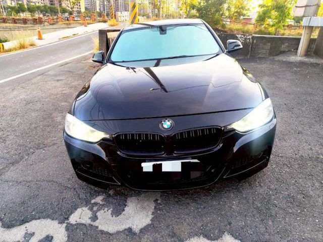 2014 BMW 320i  跑12萬 雙電動座椅 M版方向盤 M版空力套件 倒車影像  第2張相片