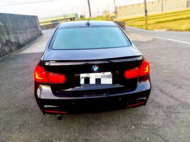 2014 BMW 320i  跑12萬 雙電動座椅 M版方向盤 M版空力套件 倒車影像  第5張相片