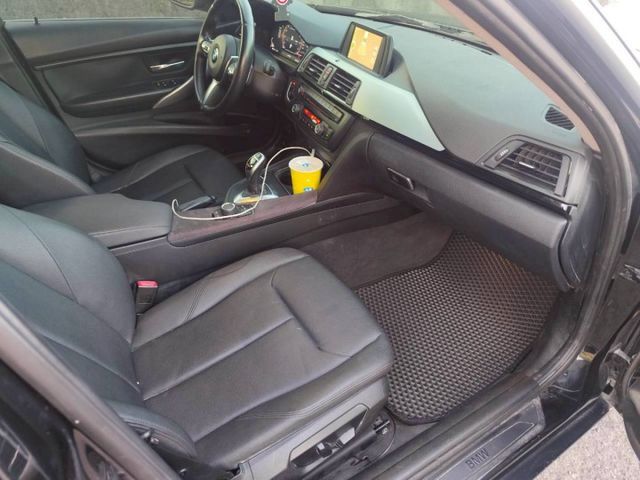 2014 BMW 320i  跑12萬 雙電動座椅 M版方向盤 M版空力套件 倒車影像  第7張相片
