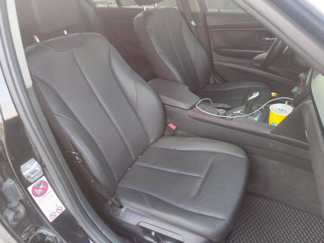 2014 BMW 320i  跑12萬 雙電動座椅 M版方向盤 M版空力套件 倒車影像  第8張相片