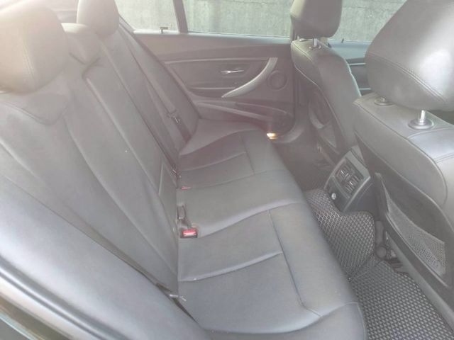2014 BMW 320i  跑12萬 雙電動座椅 M版方向盤 M版空力套件 倒車影像  第9張相片
