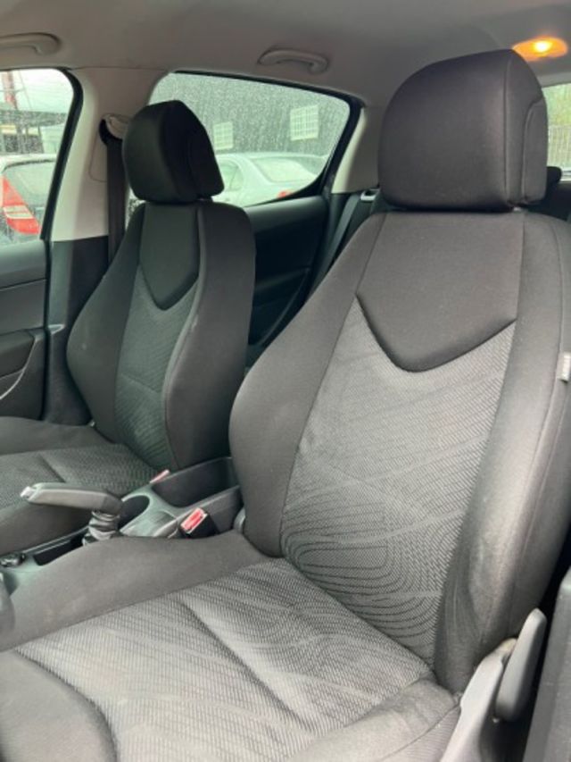 【預約賞車即享網路優惠價】1.6 CLASSIC 法系代步車 喜歡有需要的朋友不要錯過  第12張相片