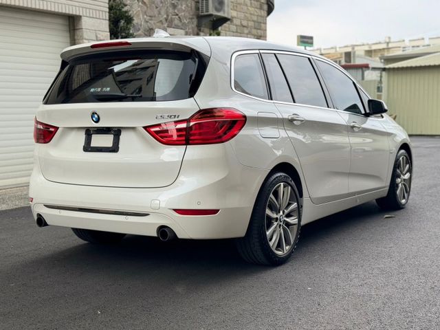 【預約賞車即享網路優惠價】雙前電動座椅 電尾門 免鑰匙啟動 倒車顯影 後座出風口 空間極大 家庭旅遊一車解決  第4張相片