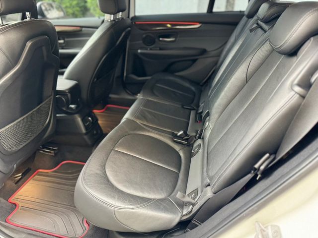【預約賞車即享網路優惠價】雙前電動座椅 電尾門 免鑰匙啟動 倒車顯影 後座出風口 空間極大 家庭旅遊一車解決  第18張相片