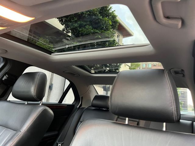 全車氣氛佳 內外裝極新 無待修 高貴不貴 平價雙B進口車 讓你即可享受 安全性質高 空間大 定速 天窗 方向盤控制鍵  第15張相片