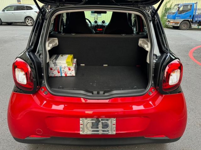 66kw Pure 原版件 無事故 實跑5萬公里 里程保證  內外都美美的 女用車 前車主顧的很好  第7張相片