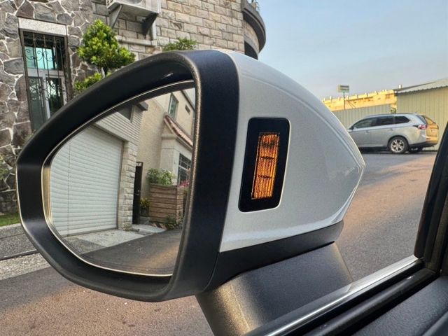 實跑6萬多公里 里程保證  新車保固到2026年 原廠保養 最新小改款  ACC跟車 盲點 免鑰匙 液晶儀表 恆溫空調  第14張相片