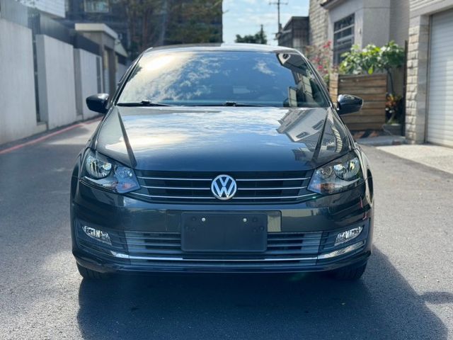 里程超低 只跑8萬 相當5年車的引擎而已 有導航系統 倒車影像 行車記錄器 該有的都有  第2張相片