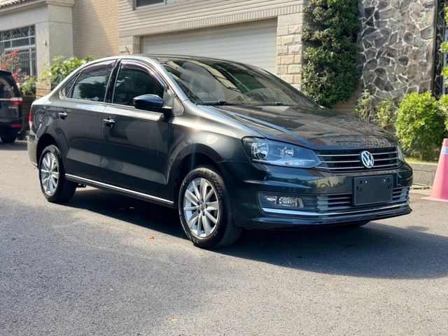 里程超低 只跑8萬 相當5年車的引擎而已 有導航系統 倒車影像 行車記錄器 該有的都有  第3張相片