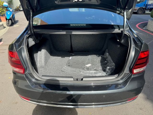 里程超低 只跑8萬 相當5年車的引擎而已 有導航系統 倒車影像 行車記錄器 該有的都有  第7張相片