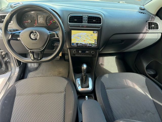 里程超低 只跑8萬 相當5年車的引擎而已 有導航系統 倒車影像 行車記錄器 該有的都有  第11張相片