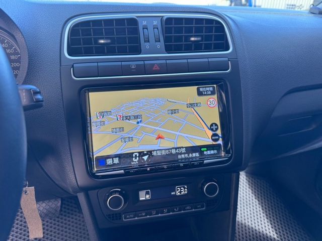 里程超低 只跑8萬 相當5年車的引擎而已 有導航系統 倒車影像 行車記錄器 該有的都有  第12張相片