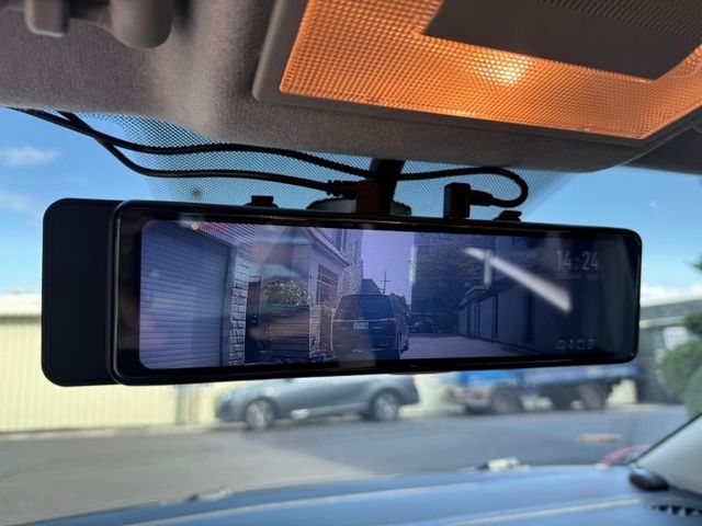 里程超低 只跑8萬 相當5年車的引擎而已 有導航系統 倒車影像 行車記錄器 該有的都有  第15張相片
