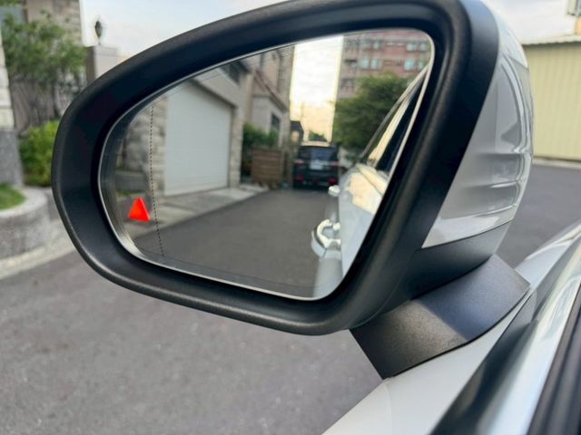 實跑33000公里 無事故 無待修 可認證  配備 23p智慧駕駛 /AMG套件/ 車道偏移/盲點偵測 /免鑰匙套件/  第19張相片