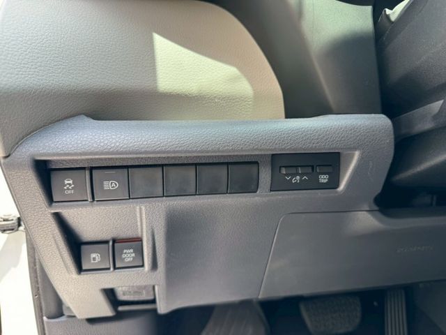 有改大理石地板 /迎賓踏板 /ACC跟車 /車道偏離/盲點偵測 /電滑門/ 電尾門/ 倒車影像原版件 無事故 里程25  第14張相片