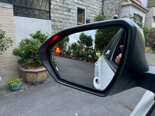 新車保固中 省價差現賺20萬  買到賺到  電尾門/盲點偵測/免鑰匙摸門/360環景/全景天窗/雙區恆溫/ACC跟車/車  第11張相片