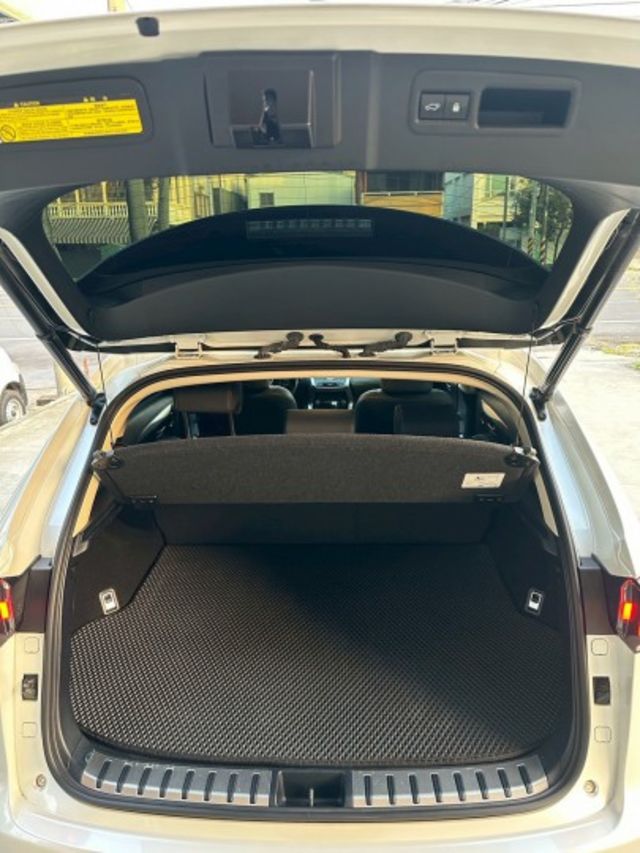 外觀流線 漆面漂亮 內裝乾淨 無煙味 不操車 ACC跟車 /車道偏離 /雙區恆溫 / 免鑰匙摸門 /電動座椅 /電動尾門  第7張相片