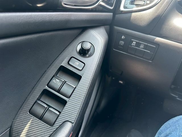 里程只跑10萬 三大保證 車沒問題 只為跑快 外觀漆面漂亮 內裝乾淨 定速巡航 免鑰匙I-Key 倒車影像 方向盤快控  第12張相片
