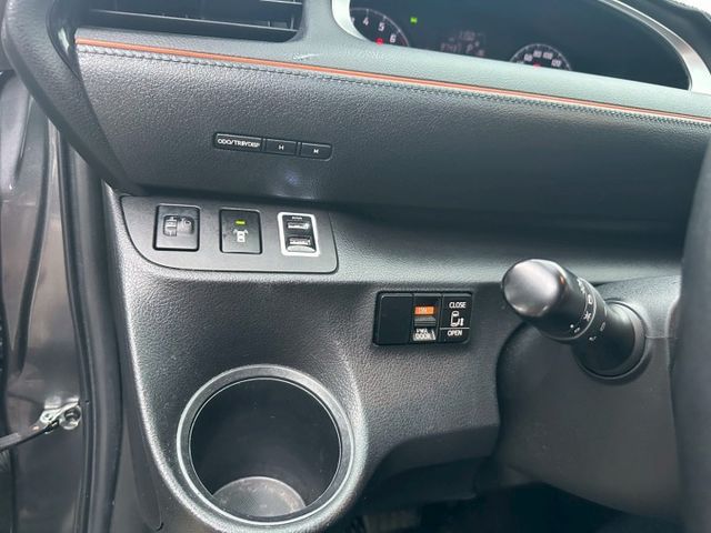 7人座 電滑門 一手車 原版件 實跑8萬多公里 里程保證  單電滑門 /i-key免鑰匙 /定速巡航 /恆溫空調  第13張相片