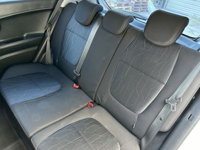 一手車 女用車 無事故 無待修 跑10萬 里程保證 使用痕跡少 外觀 內裝 整體氣氛都很好 沒什麼使用  第9張相片