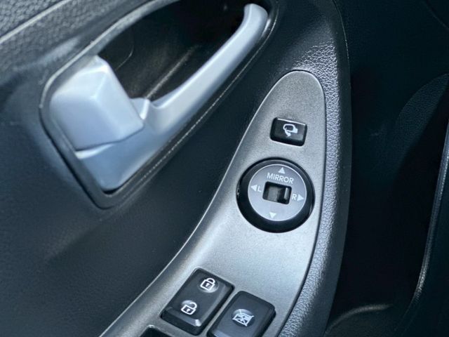 一手車 女用車 無事故 無待修 跑10萬 里程保證 使用痕跡少 外觀 內裝 整體氣氛都很好 沒什麼使用  第13張相片