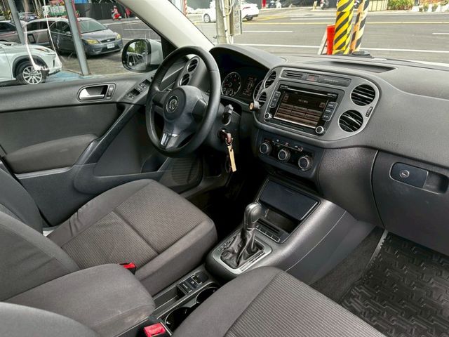 一手車 無事故 無待修 里程11萬多 里程保證 跑少 車況佳 不操車 輕鬆入主 福斯進口休旅  第9張相片