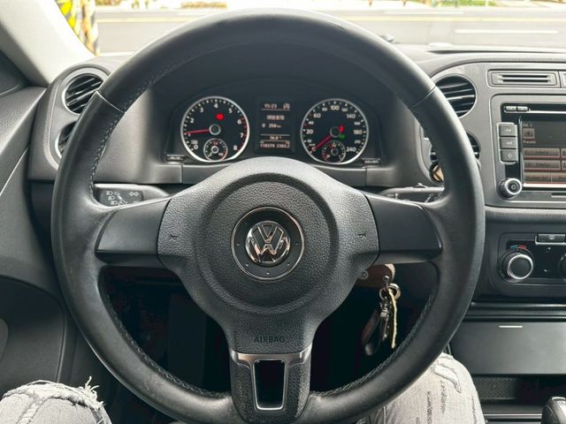 一手車 無事故 無待修 里程11萬多 里程保證 跑少 車況佳 不操車 輕鬆入主 福斯進口休旅  第10張相片