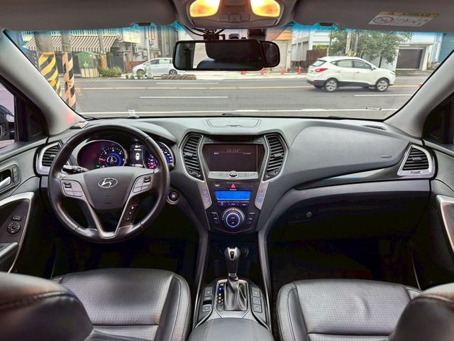 稅金跟1.8cc差不多 油耗平均15以上 油價便宜 定速巡航 /4WD /雙區恆溫/ 倒車影像/ 雙電熱椅 /自動停車  第7張相片