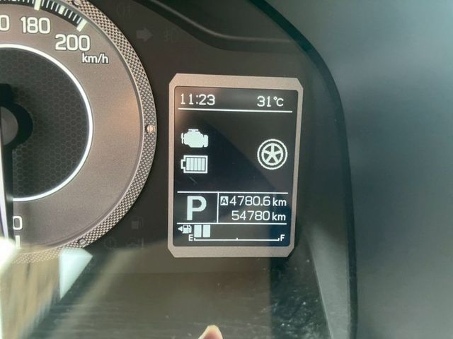 稅金只需8000  平均油耗22km/L 車長3.7米 市場最小車 定速巡航 車道偏離 AEB自動煞車 方向盤快控 倒車  第9張相片