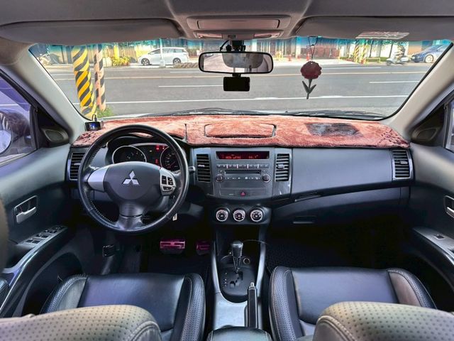 無事故 里程跑16萬 里程保證 車況優良 外觀漆面不錯 內裝一點使用痕跡 整體氣氛可以  第7張相片