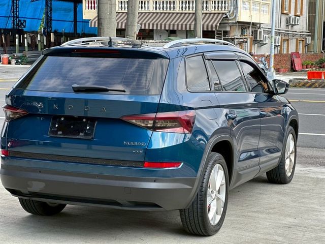 4WD LED頭燈 全景天窗 換檔撥片 雙電動椅 恆溫空調 I-key摸門 360環景 電尾門 ACC跟車 自動煞車  第4張相片