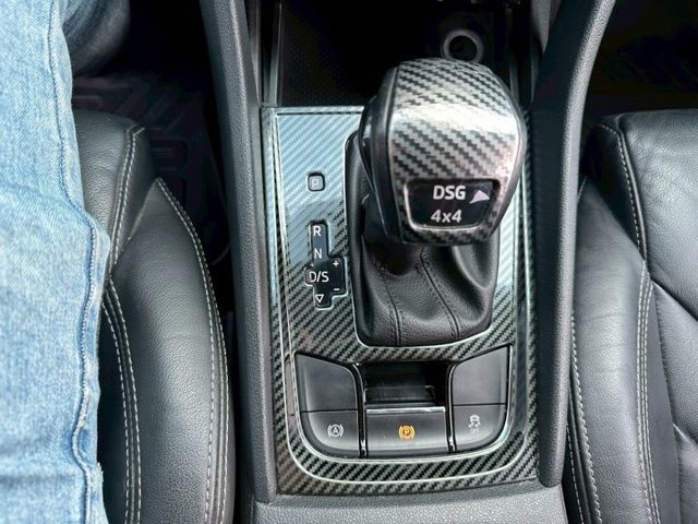 4WD LED頭燈 全景天窗 換檔撥片 雙電動椅 恆溫空調 I-key摸門 360環景 電尾門 ACC跟車 自動煞車  第12張相片