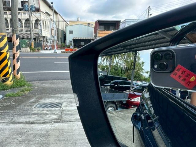 4WD LED頭燈 全景天窗 換檔撥片 雙電動椅 恆溫空調 I-key摸門 360環景 電尾門 ACC跟車 自動煞車  第15張相片