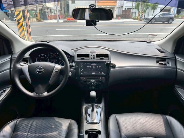 一手車 無事故 無待修 實跑11萬公里 里程保證 免鑰匙 定速 倒車影像 恆溫空調 方向盤快控  第7張相片