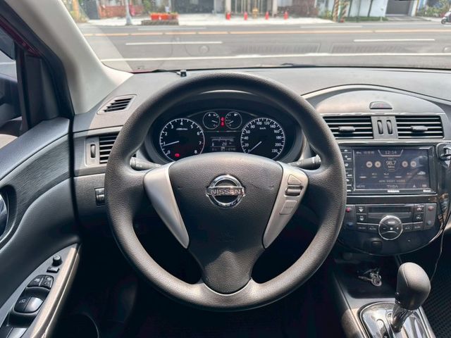 一手車 無事故 無待修 實跑11萬公里 里程保證 免鑰匙 定速 倒車影像 恆溫空調 方向盤快控  第9張相片