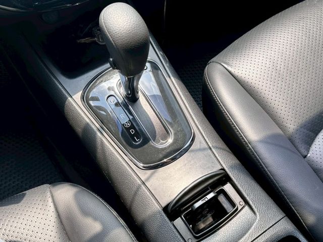 一手車 無事故 無待修 實跑11萬公里 里程保證 免鑰匙 定速 倒車影像 恆溫空調 方向盤快控  第12張相片