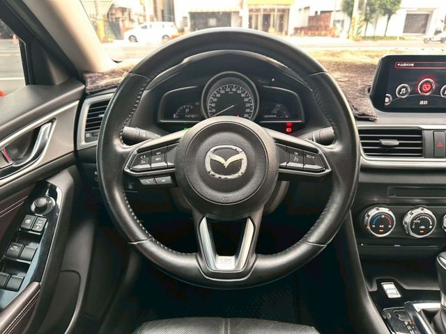 氣氛很不錯 外觀有在顧 內裝無破損 使用痕跡少 配備 I-key摸門 定速巡航 盲點偵測 倒車顯影  第8張相片