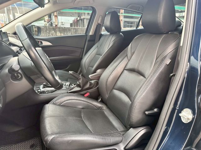 氣氛很不錯 外觀有在顧 內裝無破損 使用痕跡少 配備 I-key摸門 定速巡航 盲點偵測 倒車顯影  第14張相片