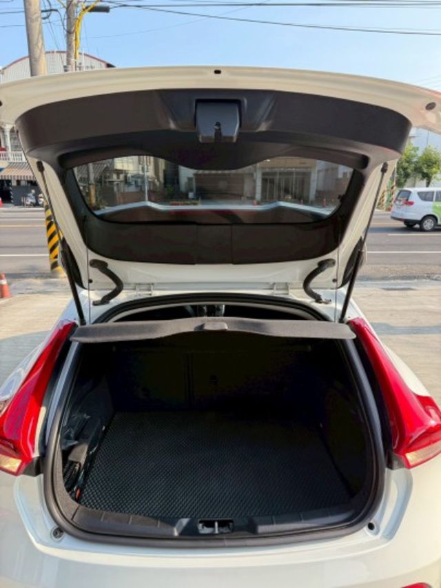 ACC跟車 車道偏離 盲點偵測 全景天窗 電動 記憶坐椅 I-key摸門 恆溫空調 倒車顯影 原廠螢幕  第7張相片