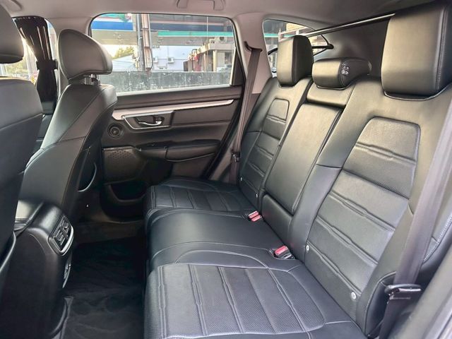 ACC跟車 車道偏離 自動煞車 電動尾門 盲點偵測  I-key摸門原廠螢幕 倒車影像 LED頭燈 恆溫空調  第17張相片