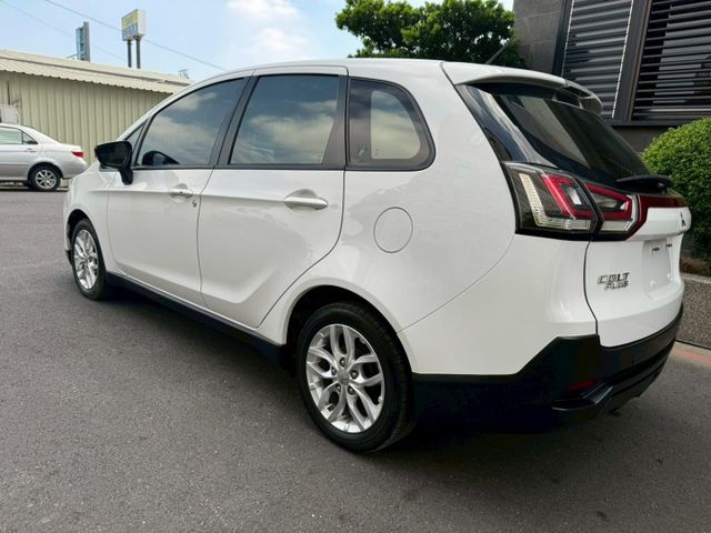 一手車 無待修 里程17萬 里程保證 車況沒問題 I-key摸門 電動尾門 行車記錄器 倒車顯影  第6張相片