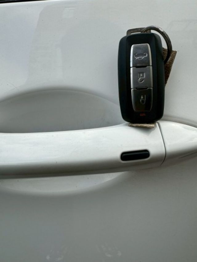 一手車 無待修 里程17萬 里程保證 車況沒問題 I-key摸門 電動尾門 行車記錄器 倒車顯影  第14張相片